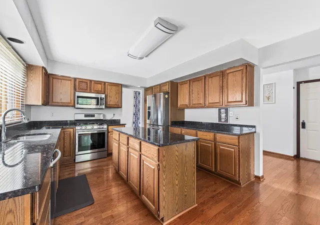 3rd image of 4877 Davis Ct, Troy, MI 48085 | MLS# 81026039086