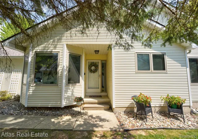 Listing Photo 1 - Condo for sale in building located at 9434 Linda Dr, Davison, MI 48423