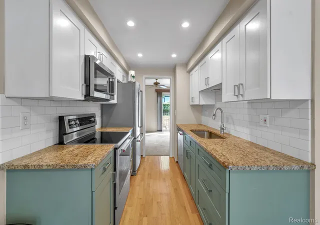 Listing Photo 4 - Condo for sale in building located at 1424 Oakbrook E, Rochester Hills, MI 48307
