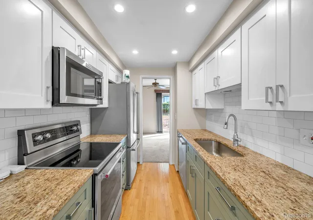 Listing Photo 5 - Condo for sale in building located at 1424 Oakbrook E, Rochester Hills, MI 48307