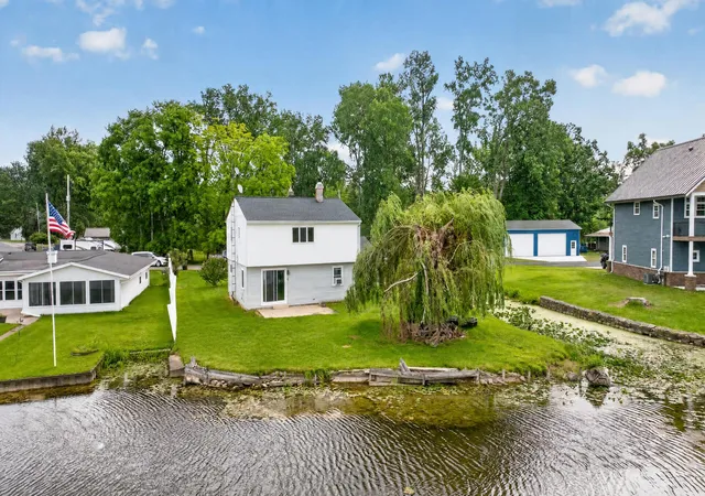 3rd image of 1040 Echo Beach Dr, Jackson, MI 49203 | MLS# 55026039126