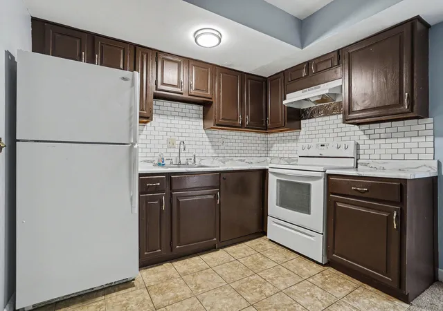 Listing Photo 5 - Condo for sale in building located at 3517 Kenbrooke Ct, Kalamazoo, MI 49008