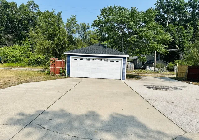 Photo 3 of Single family home for sale at 2174 S Getty St, Muskegon, MI 49444 | MLS# 71026039129 | Listing updated on 2026-09-17