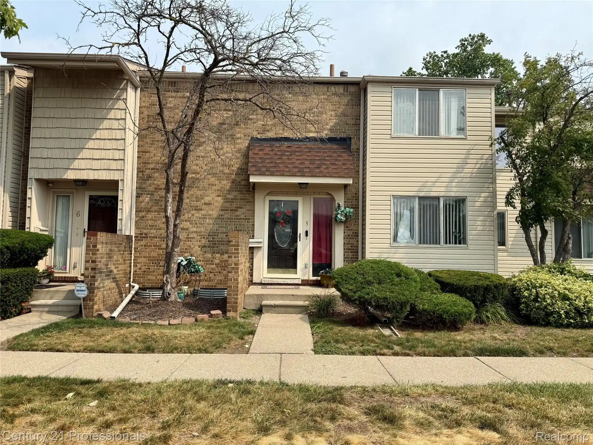 Listing Photo 1 - Condo for sale in 5 Richmond Towne St located at 5 Richmond Towne St, Southfield, MI 48075 - Unit 5 Richmond Towne St