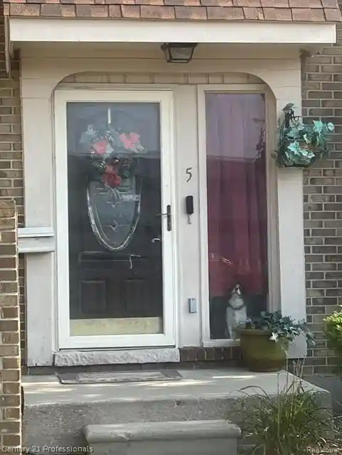 Listing Photo 2 - Condo for sale in 5 Richmond Towne St located at 5 Richmond Towne St, Southfield, MI 48075 - Unit 5 Richmond Towne St