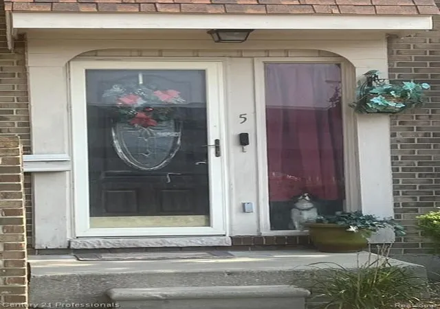 Photo 2 of Condo for sale at 5 Richmond Towne St, Southfield, MI 48075 | MLS# 20261059056 | Listing updated on 2026-08-11