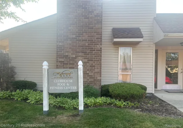 Listing Photo 2 - Condo for sale in building located at 5 Richmond Towne St, Southfield, MI 48075 - Unit #