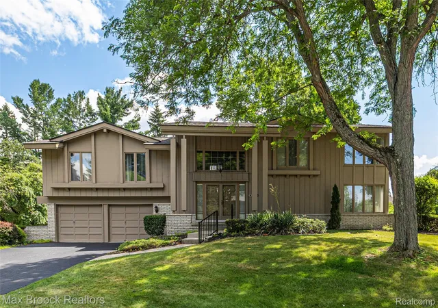 Photo 1 of Single family home for sale at 3265 Bloomfield Shore Dr, West Bloomfield, MI 48323 | MLS# 20261059071 | Listing updated on 2026-09-13