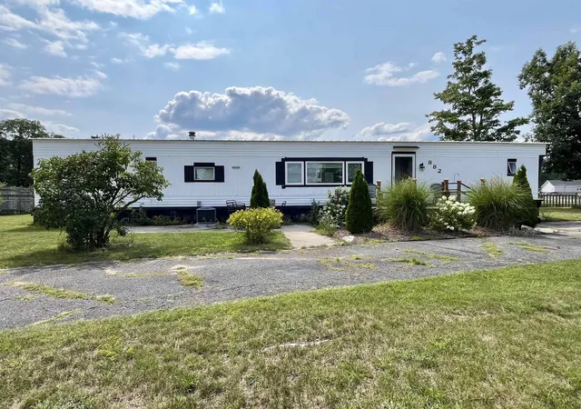 3rd image of 882 Crestwood Ln, Traverse City, MI 49686 | MLS# 78080071651