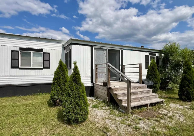27th image of 882 Crestwood Ln, Traverse City, MI 49686 | MLS# 78080071651