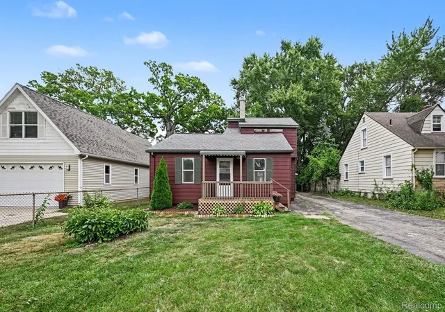 Photo 3 of Single family home for sale at 1867 Maddy Ln, Keego Harbor, MI 48320 | MLS# 20261059076 | Listing updated on 2026-10-21