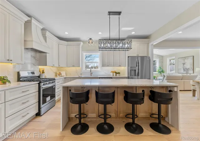 3rd image of 700 Devillen Ave, Royal Oak, MI 48073 | MLS# 20261059101