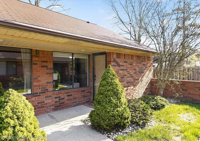 Listing Photo 5 - Condo for sale in building located at 23056 Harrington St, Clinton Township, MI 48036