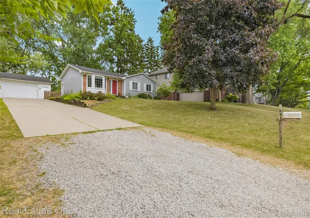 2nd image of 541 Curzon Rd, Rochester Hills, MI 48307 | MLS# 20261059104