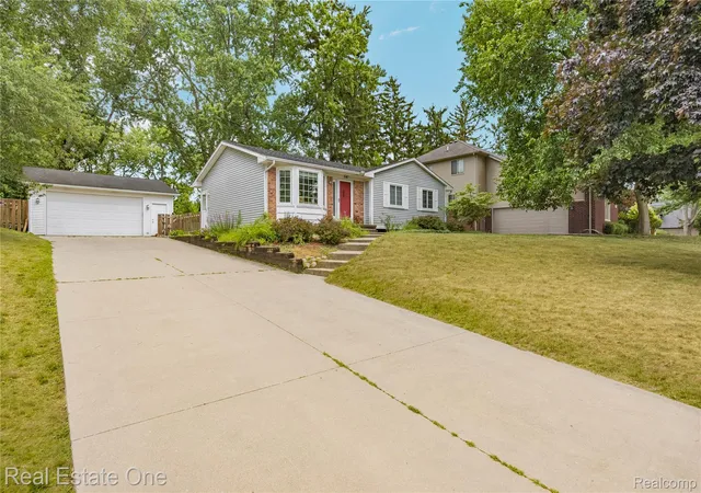 3rd image of 541 Curzon Rd, Rochester Hills, MI 48307 | MLS# 20261059104