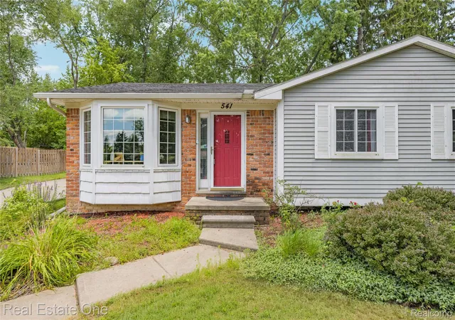 4th image of 541 Curzon Rd, Rochester Hills, MI 48307 | MLS# 20261059104