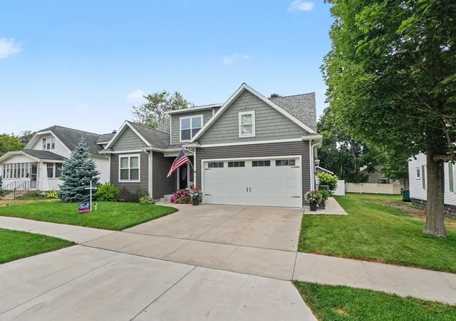 38th image of 223 Prospect St, Spring Lake, MI 49456 | MLS# 71026039184