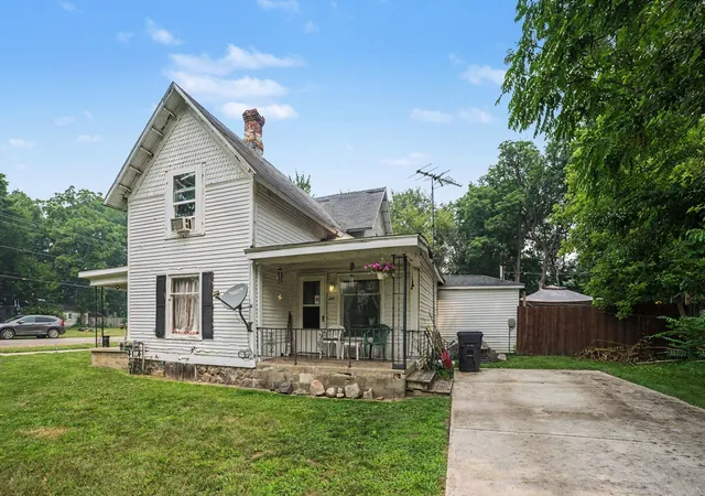 2nd image of 302 N Van Buren St, Paw Paw, MI 49079 | MLS# 66026039189