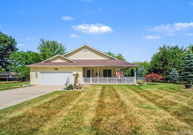 Photo 1 of Sale Pending at 1524 Cussewago Dr, Fenton, MI 48430 | MLS# 20261059179 | Listing updated on 2026-08-23