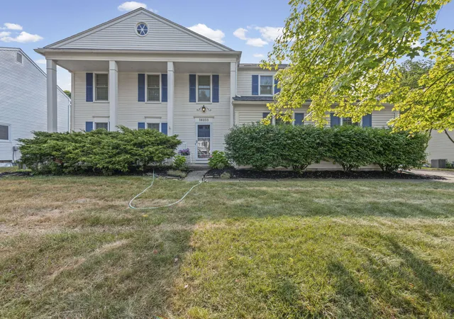 3rd image of 36233 Fredericksburg Rd, Farmington Hills, MI 48331 | MLS# 81026039226