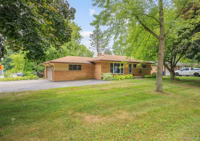 Photo 3 of Single family home for sale at 3437 Fort Dr, Waterford, MI 48328 | MLS# 20261059197 | Listing updated on 2026-10-04