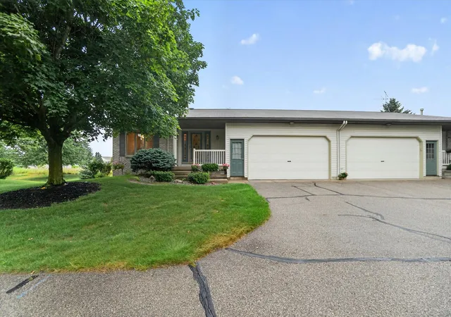 Listing Photo 4 - Condo for sale in building located at 6523 Wood Dora Dr SE, Caledonia, MI 49316