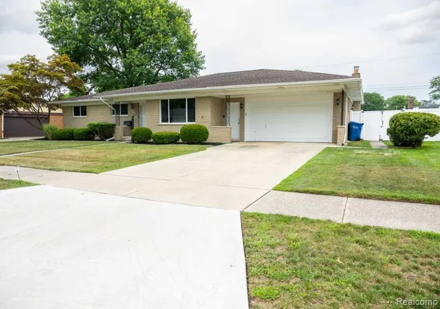 Photo 4 of Single family home for sale at 32400 Northampton Dr, Warren, MI 48093 | MLS# 20261059235 | Listing updated on 2026-08-26
