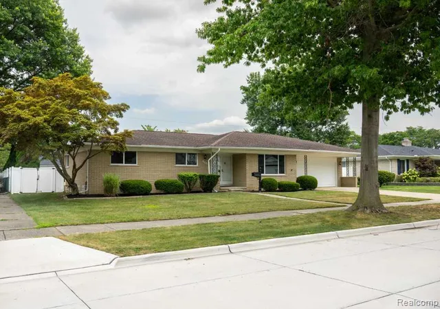 Photo 5 of Single family home for sale at 32400 Northampton Dr, Warren, MI 48093 | MLS# 20261059235 | Listing updated on 2026-08-26