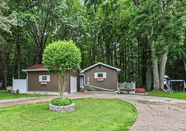 1st image of 17700 Thornapple Dr, Spring Lake, MI 49456 | MLS# 71026039274