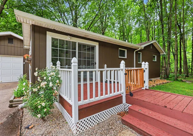 2nd image of 17700 Thornapple Dr, Spring Lake, MI 49456 | MLS# 71026039274