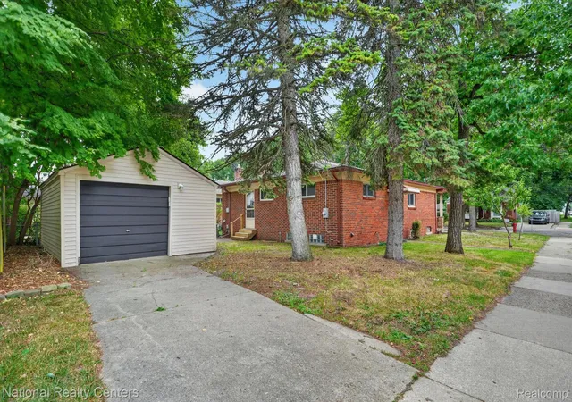 Photo 4 of Single family home for sale at 3220 Sylvan Dr, Royal Oak, MI 48073 | MLS# 20261059269 | Listing updated on 2026-09-06