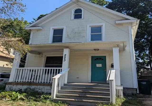 1st image of 223 Woodlawn Ave, Lansing, MI 48910 | MLS# 81026039309