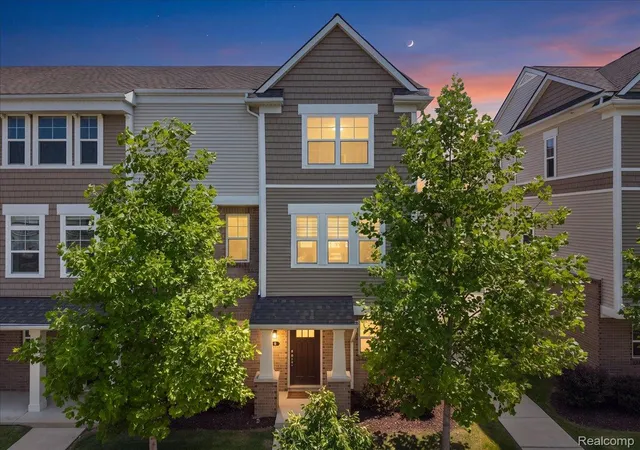 Photo 2 of Condo for sale at 2500 Normandy Rd, Royal Oak, MI 48073 | MLS# 20261059300 | Listing updated on 2026-08-05