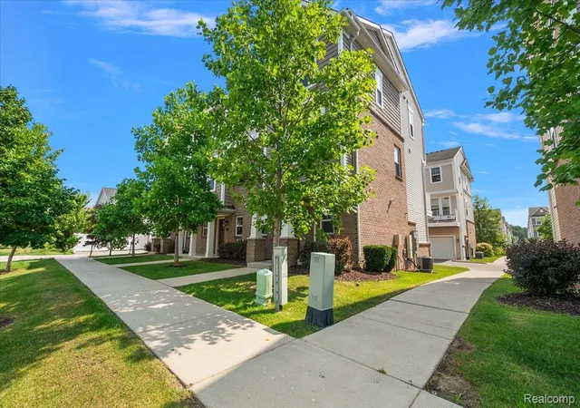 Listing Photo 4 - Condo for sale in building located at 2500 Normandy Rd, Royal Oak, MI 48073 - Unit #3