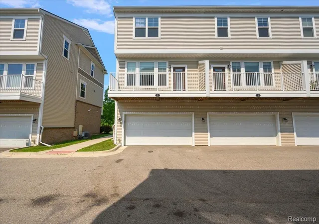 Listing Photo 2 - Condo for sale in building located at 2500 Normandy Rd, Royal Oak, MI 48073 - Unit #