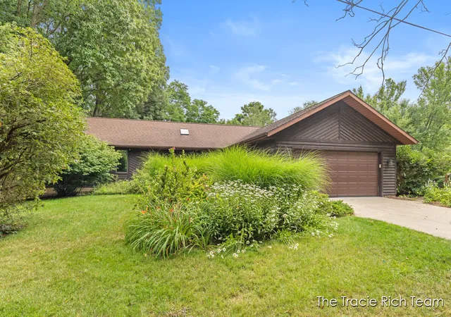 1st image of 128 Collindale Ave Nw, Grand Rapids, MI 49504 | MLS# 65026039364