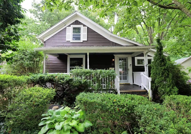 Photo 1 of Single family home for sale at 214 N Hazelton St, Flushing, MI 48433 | MLS# 5050216657 | Listing updated on 2026-07-30