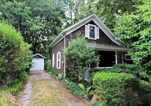 Photo 2 of Single family home for sale at 214 N Hazelton St, Flushing, MI 48433 | MLS# 5050216657 | Listing updated on 2026-07-30