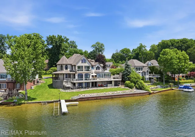 Photo 3 of Single family home for sale at 997 Thompson Shore Dr, Howell, MI 48843 | MLS# 20261059339 | Listing updated on 2026-09-02