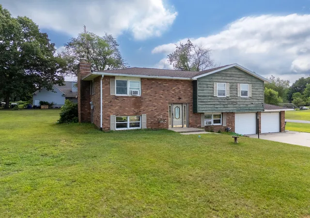 Photo 2 of Single family home for sale at 81611 White Oak Dr, Decatur, MI 49045 | MLS# 65026039372 | Listing updated on 2026-08-12