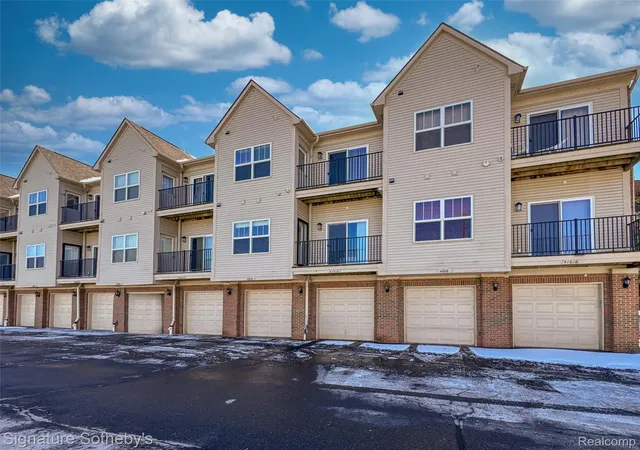 2nd image of 41614 Hamlet Ln, Novi, MI 48375