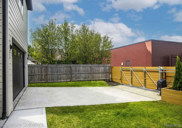31st image of 907 Ann St, Birmingham, MI 48009 | MLS# 20261059393