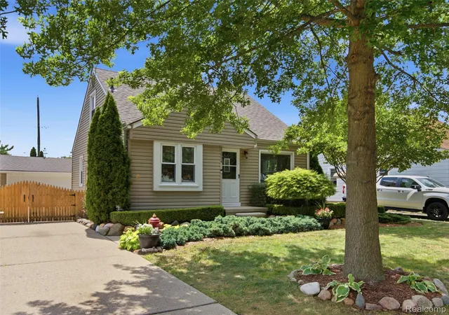 Photo 3 of Single family home for sale at 21924 Revere St, Saint Clair Shores, MI 48080 | MLS# 20261059394 | Listing updated on 2026-09-06
