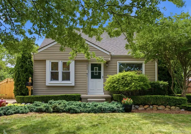 Photo 3 of Single family home for sale at 21924 Revere St, Saint Clair Shores, MI 48080 | MLS# 20261059394 | Listing updated on 2026-09-06
