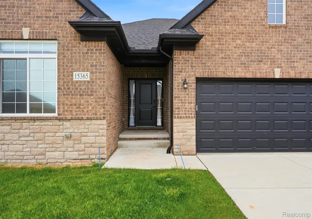 Listing Photo 5 - Condo for sale in building located at 15365 Eton Pointe Dr, Clinton Township, MI 48035
