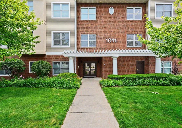 Listing Photo 4 - Condo for sale in building located at 1011 Lake Ridge Dr, Traverse City, MI 49684