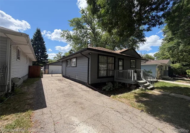 Photo 2 of Single family home for sale at 29 W Rutgers Ave, Pontiac, MI 48340 | MLS# 20261059446 | Listing updated on 2026-08-17