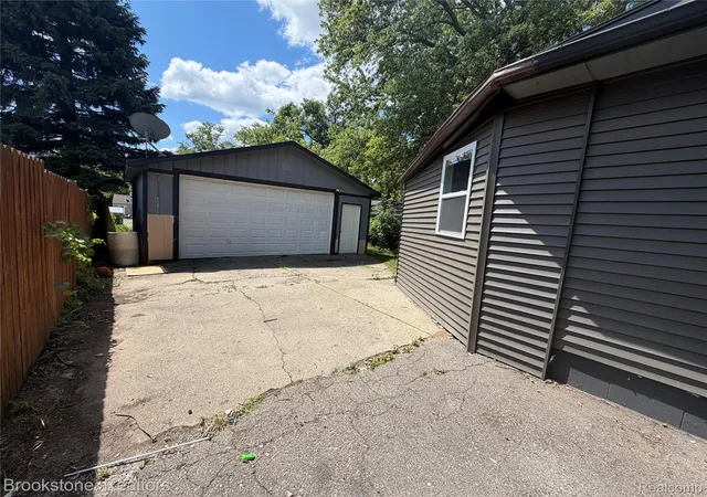 Photo 3 of Single family home for sale at 29 W Rutgers Ave, Pontiac, MI 48340 | MLS# 20261059446 | Listing updated on 2026-09-18
