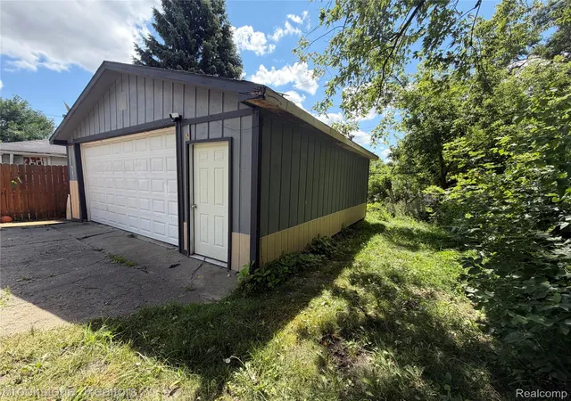Photo 4 of Single family home for sale at 29 W Rutgers Ave, Pontiac, MI 48340 | MLS# 20261059446 | Listing updated on 2026-09-18