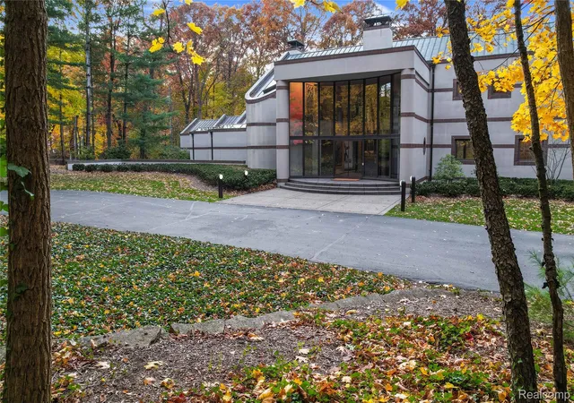 Photo 2 of Mansion for sale at 1335 Trowbridge Rd, Bloomfield Hills, MI 48304 | MLS# 20261059461 | Listing updated on 2026-09-15